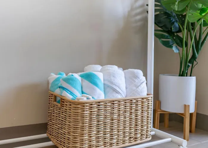 Aparthotel Omp T1-6h, & Pool Access, Near Airport, Fast Wifi, Netflix 3*